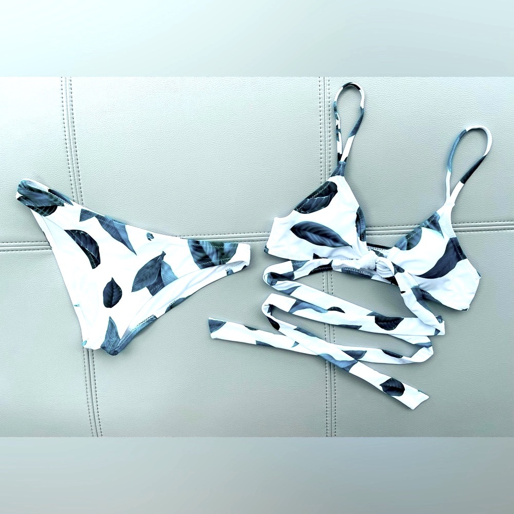 New & Unworn
CUPSHE 
Two-Piece 
V-Neck Wrap-Back Tie 
Bikini Set
Size Medium